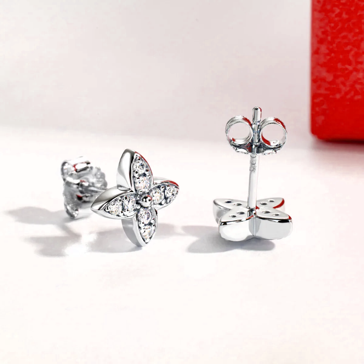 Boucles d'oreilles plaquées or avec pierres de moissanite scintillantes