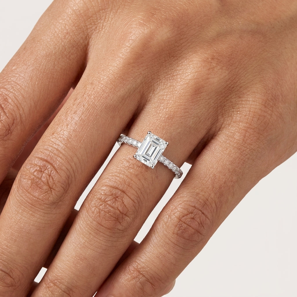 Ring mit Smaragd-geschliffenem Moissanit
