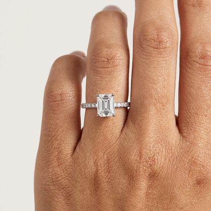 Ring mit Smaragd-geschliffenem Moissanit